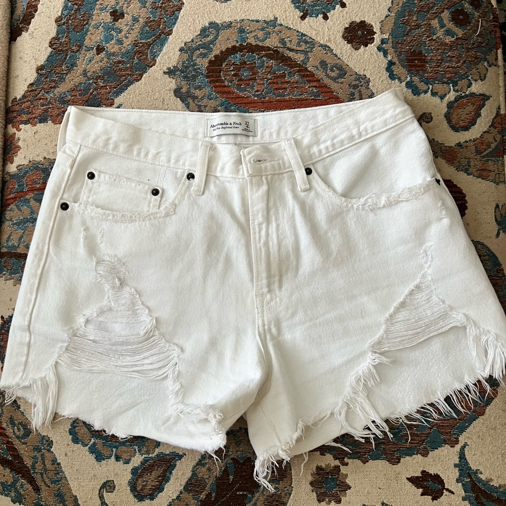 Abercrombie and Fitch mid-rise boyfriend short